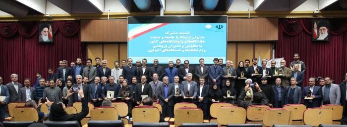 کسب عنوان برگزیده در بخش «پایان‌نامه‌ها و رساله‌های تقاضامحور سال ۱۴۰۴» توسط دانشجوی دانشگاه